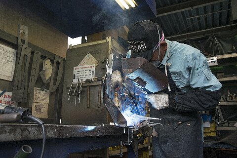 安定品質のロボット溶接機×4台